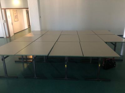une table placée au milieu d'une pièce