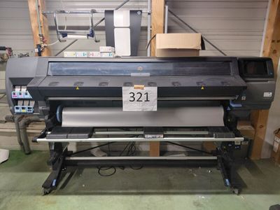 une grande machine qui se trouve dans un entrepôt