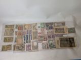 de nombreux types de timbres sur la table