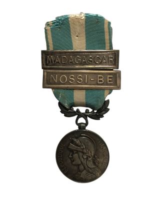 une image représentant une médaille entourée d'un ruban et sur laquelle est apposée une autre médaille