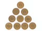 six pièces de six livres sterling disposées en pyramide sur un fond blanc