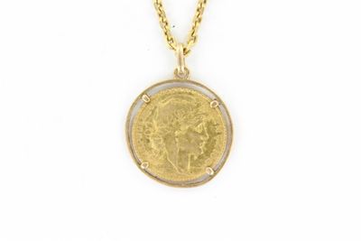 un pendentif en forme de pièce d'or avec une chaîne, sur fond blanc