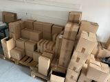 une pile de cartons posée sur une palette dans un garage