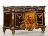 une armoire en bois très ouvragée, surmontée d'un plateau en marbre
