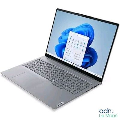 l'ordinateur portable est ouvert sur une surface blanche avec un fond bleu