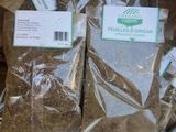 deux paquets d'herbes dans une boîte posée sur une table