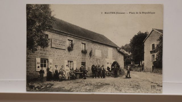 Mautes : Place de la République. T.B.E.