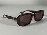 une paire de lunettes de soleil marron posée sur une table