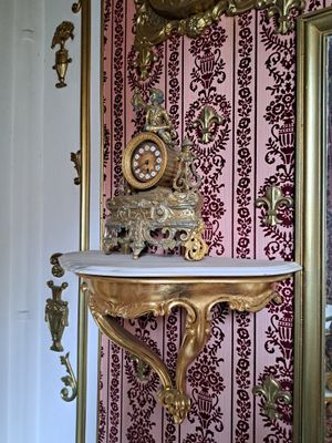 PENDULE en régule doré à décor d'un chasseur assis sur une b…