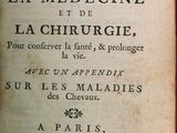 un vieux livre ouvert sur une table