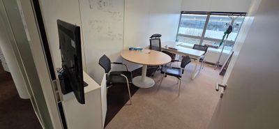 UN ENSEMBLE COMPRENANT : UN BUREAU D'ANGLE 160 X 80 RETOUR 8…