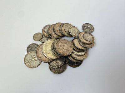une pile de pièces d'argent sur une surface blanche