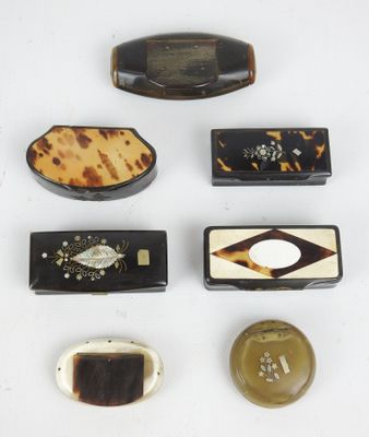 de nombreux bijoux variés posés sur un fond blanc