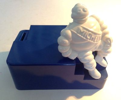 une figurine blanche posée sur une boîte bleue