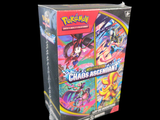 Boîte du jeu de cartes à collectionner Pokémon, sur fond noir, avec une boîte rouge et blanche