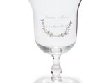 un verre à vin avec un bord doré sur fond blanc