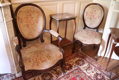 deux chaises et une table dans le coin d'une pièce