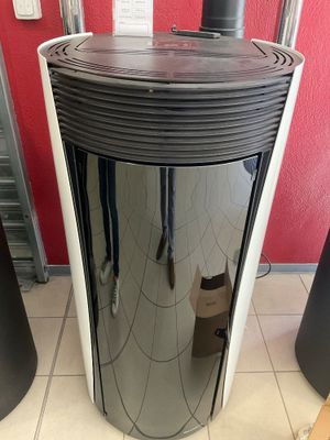 un purificateur d'air noir et blanc posé au sol