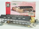 une maquette de gare avec une boîte en arrière-plan