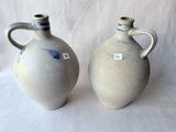 deux vases posés l'un à côté de l'autre sur une surface blanche