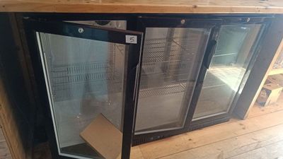 une porte vitrée ouverte donnant sur un parquet