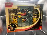 une boîte de cartes Pokémon exposée dans une vitrine