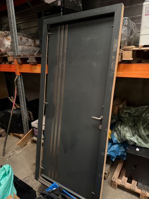 une photo d'une porte métallique dans un entrepôt