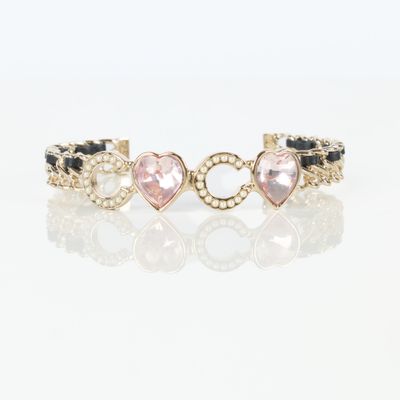 CHANEL Jonc ouvert en métal doré, perles fantaisies, résine … - Photo 1