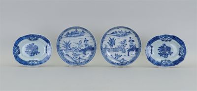 quatre assiettes bleues et blanches ornées de fleurs et d'oiseaux