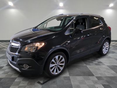 un SUV Buick noir garé dans un garage au sol carrelé