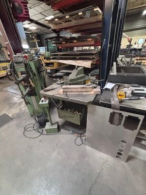 une machine placée au milieu d'une pièce