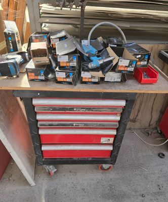 un établi sur lequel sont posés de nombreux outils
