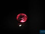 gros plan d'un diamant rouge sur une surface noire