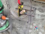 une chaise et une table sur laquelle se trouve un aspirateur