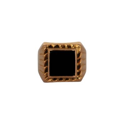 un gros plan d'une bague contenant une pierre noire