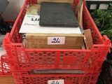 un panier rouge rempli de livres posé sur une table en bois