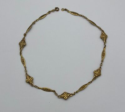 un collier en or orné d'une croix
