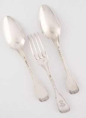 trois cuillères et une fourchette en argent sur une surface blanche