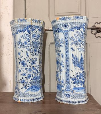 une paire de vases bleus et blancs posés sur une table en bois