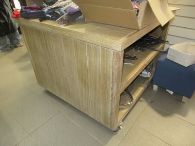 une armoire en bois surmontée d'un coffret