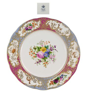 l'image d'une assiette ornée d'un motif floral