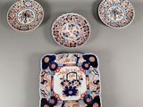 trois assiettes et un bol sont posés sur une table