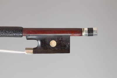 Archet de violon de CUNIOT HURY fait vers 1900, en bois de p…