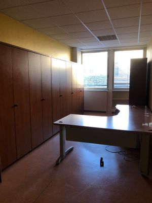 une pièce équipée d'un bureau et d'armoires