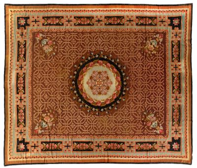 un tapis marron sur lequel est posé un médaillon