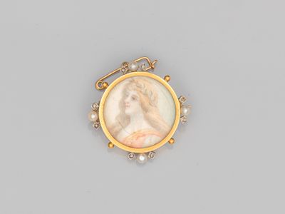 une broche en or et perles représentant le portrait d'une femme