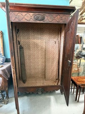 Armoire bressane en bois naturel de forme rectangulaire, au …