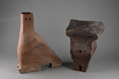 deux pièces de poterie posées l'une à côté de l'autre sur une table