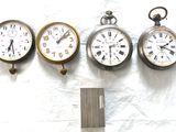 trois horloges accrochées au mur les unes à côté des autres