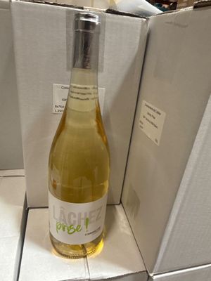 une bouteille de vin qui se trouve dans une boîte